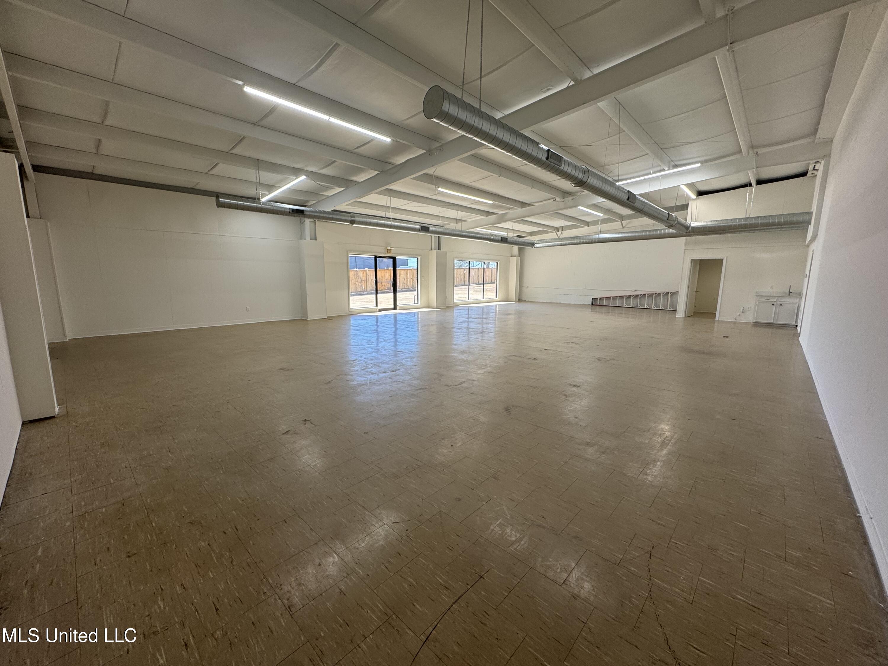 626 Ridgewood Road, 600