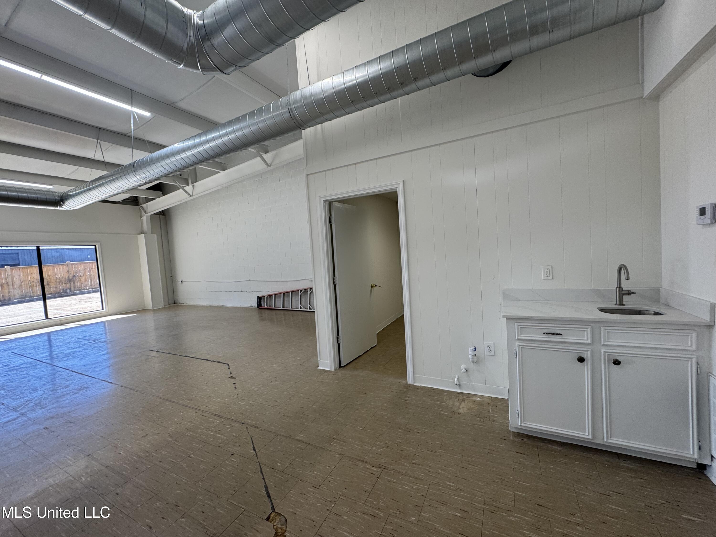 626 Ridgewood Road, 600