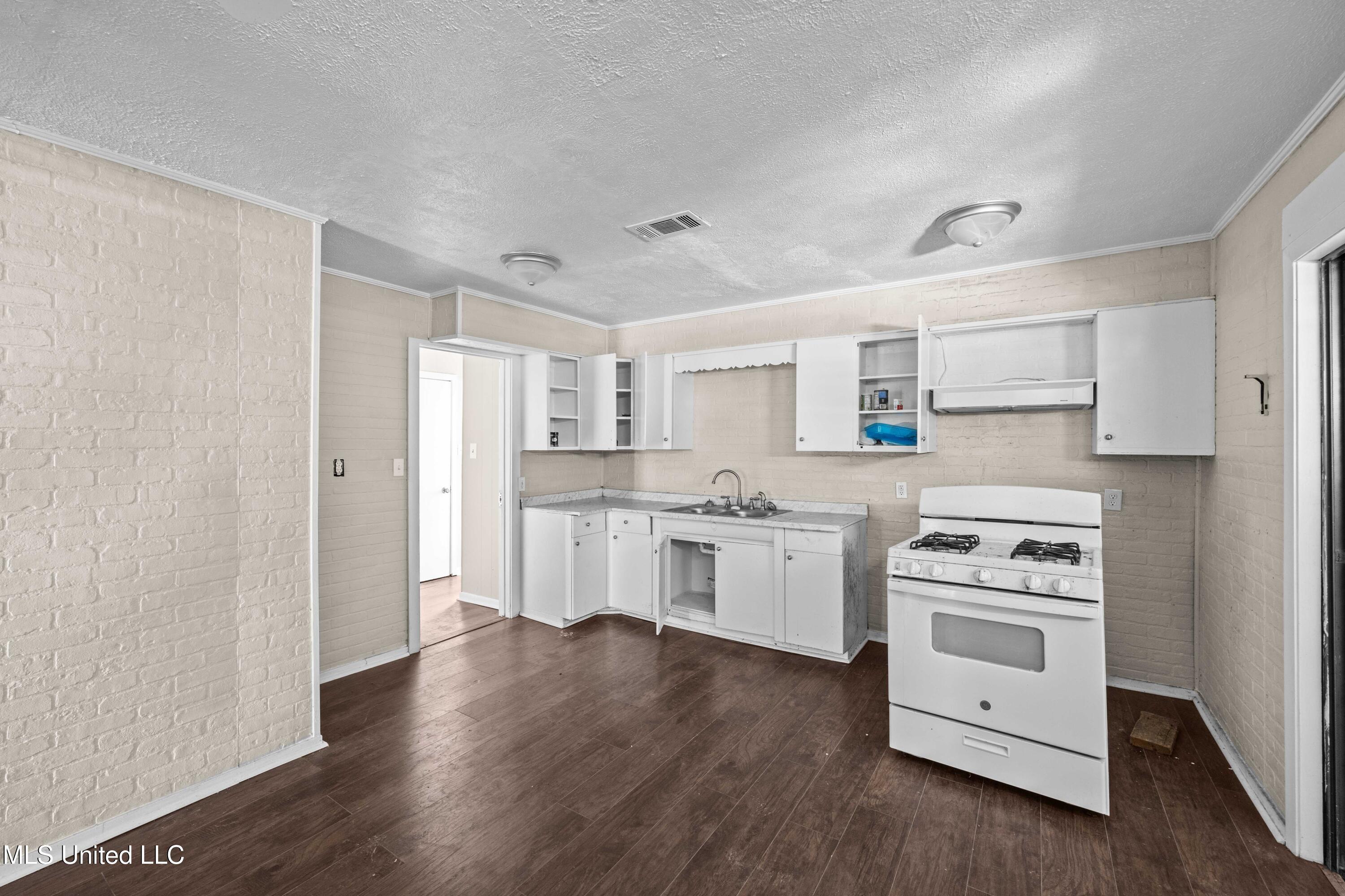 920 Woody Drive
