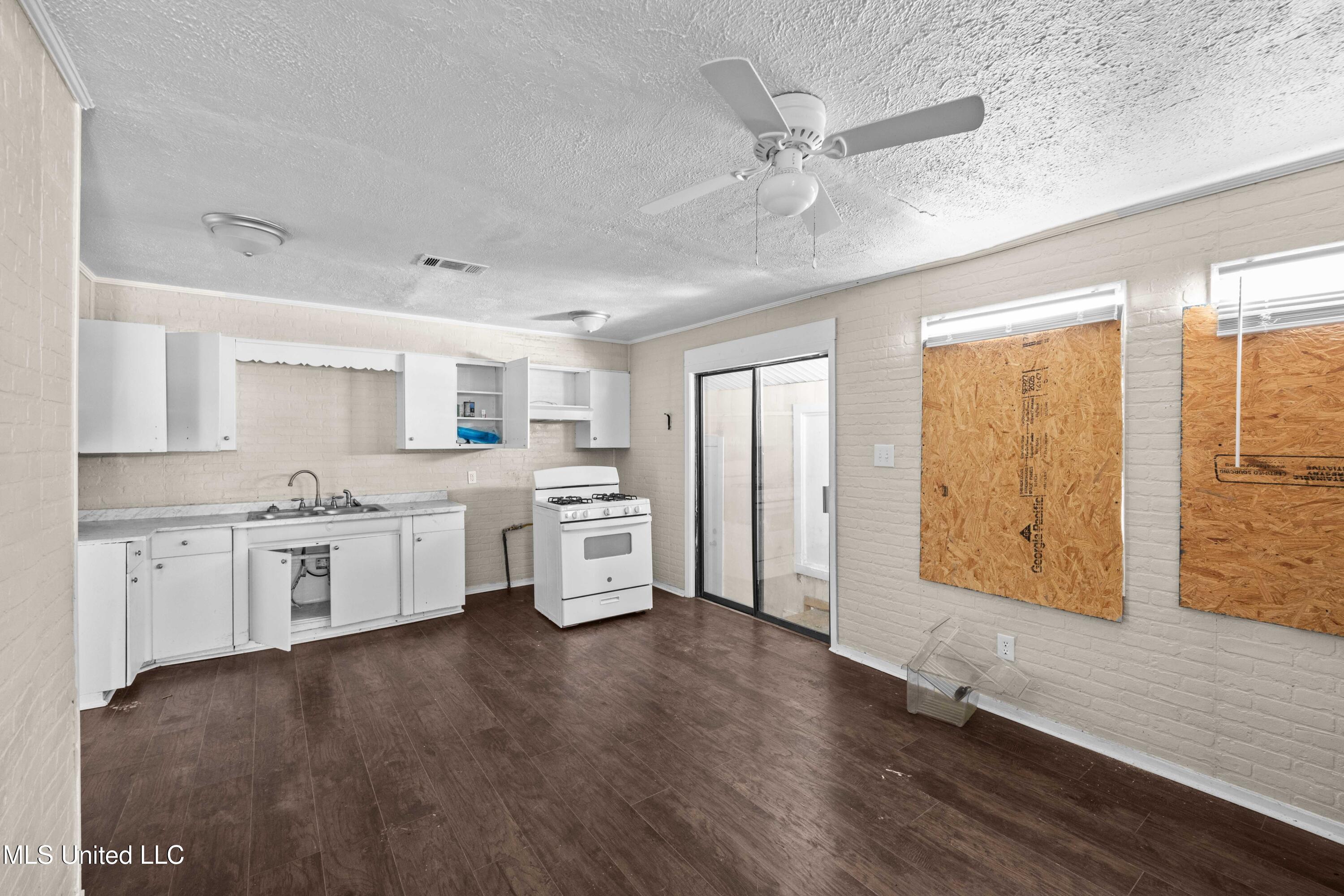920 Woody Drive