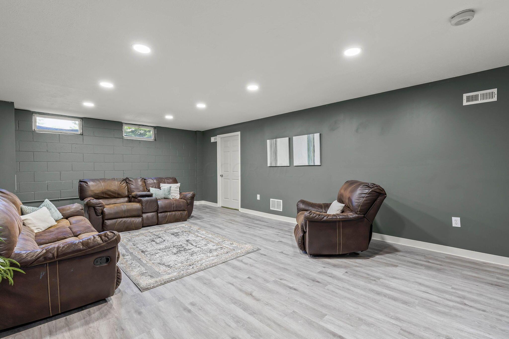 253 Whitaker Avenue S