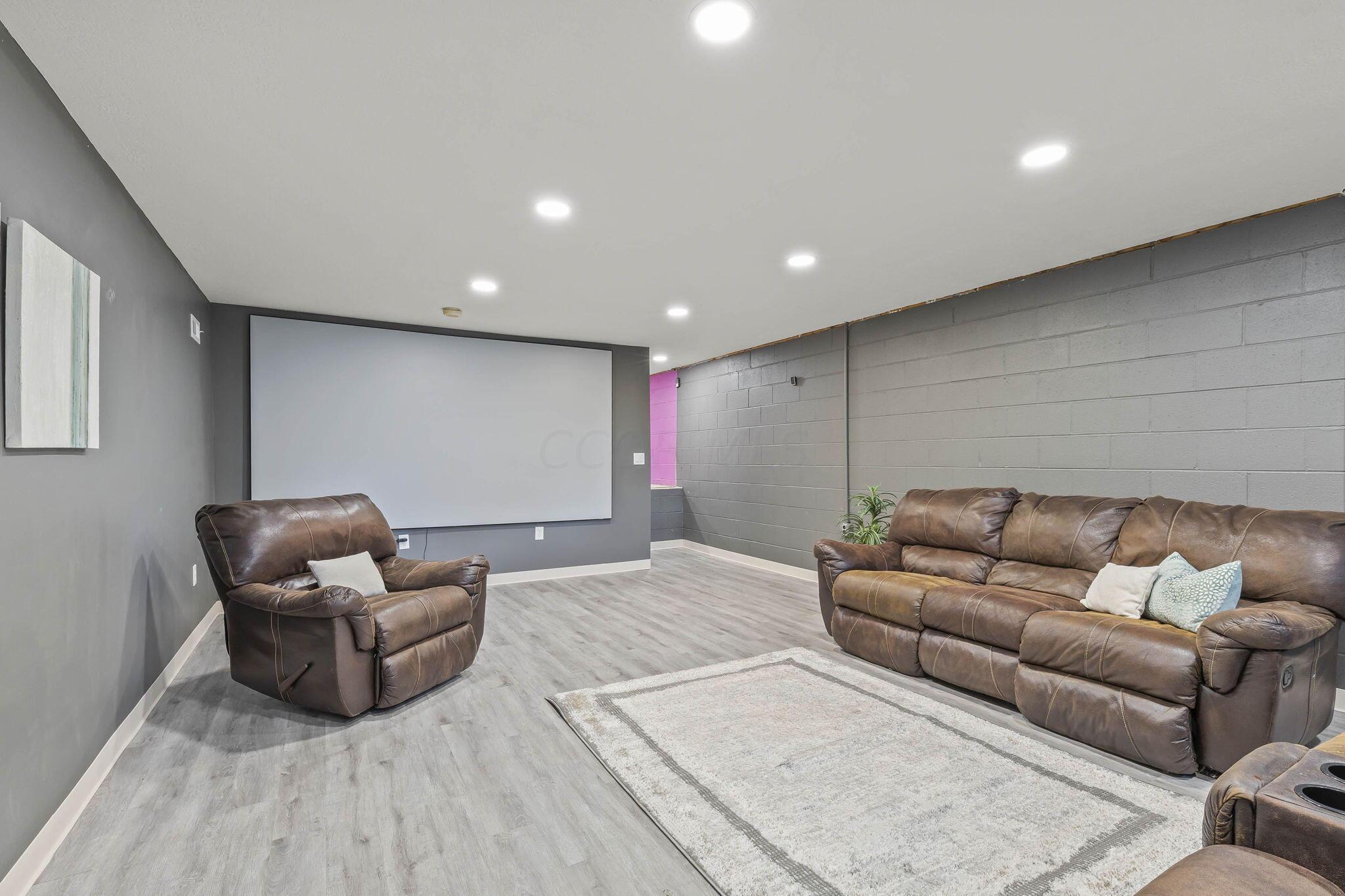 253 Whitaker Avenue S