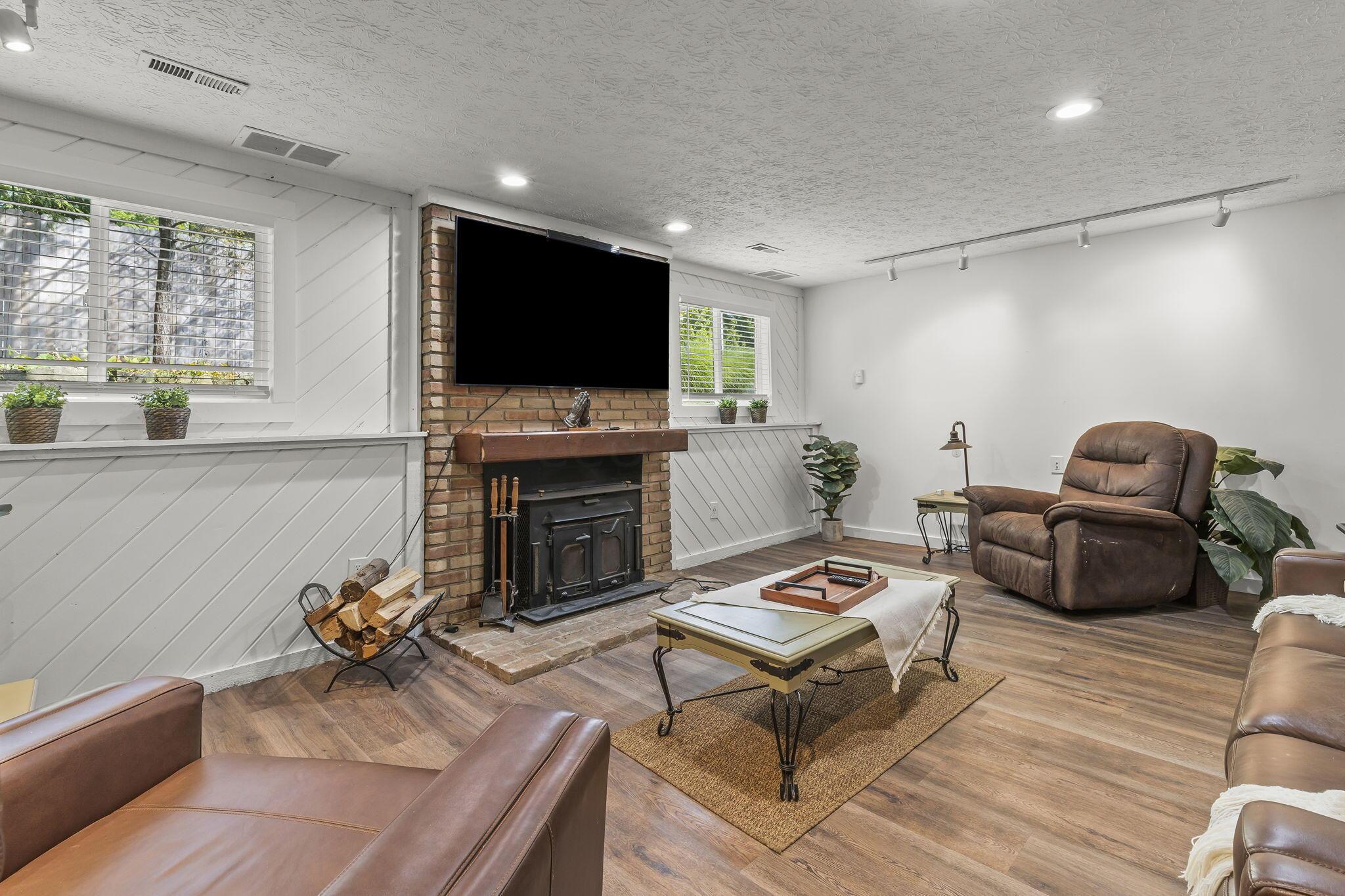 712 Cherrington Road