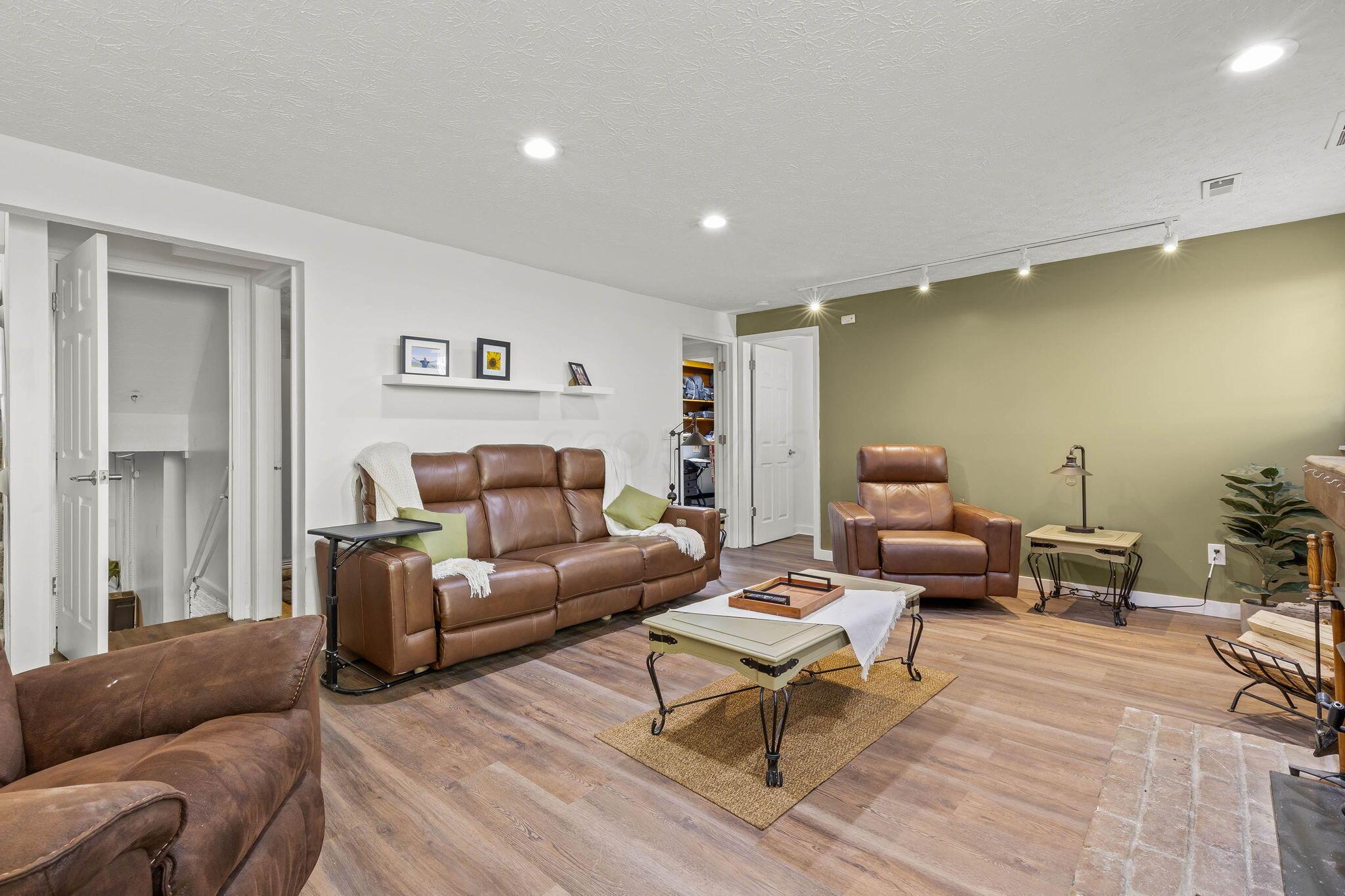 712 Cherrington Road