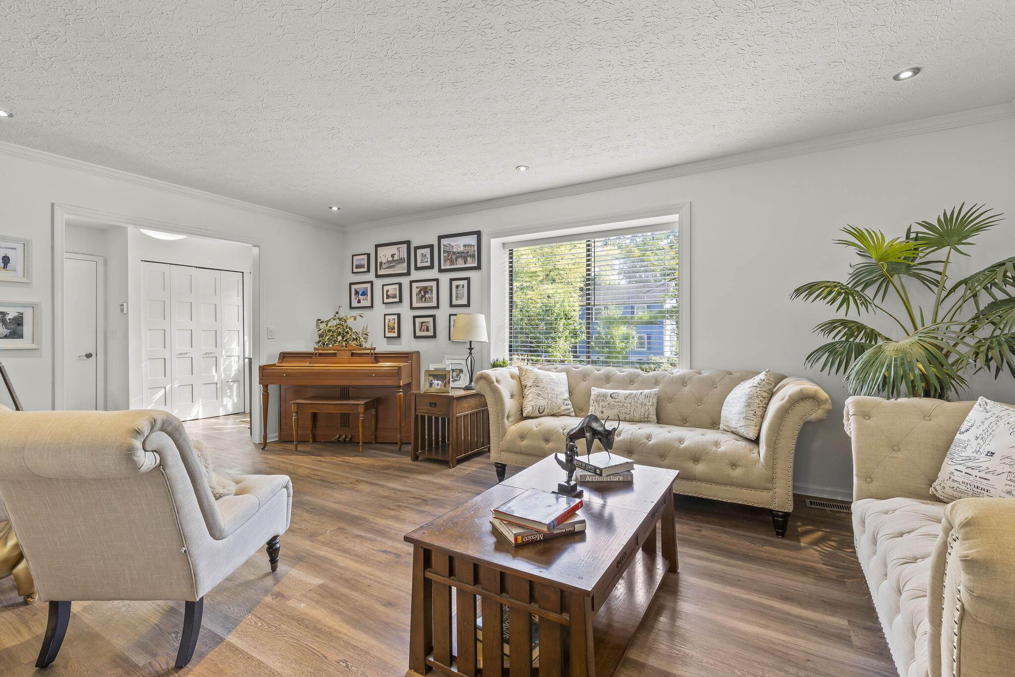 712 Cherrington Road