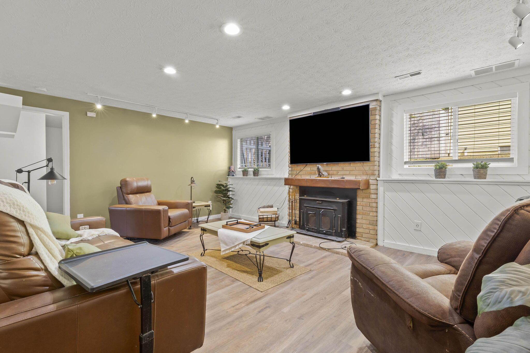 712 Cherrington Road