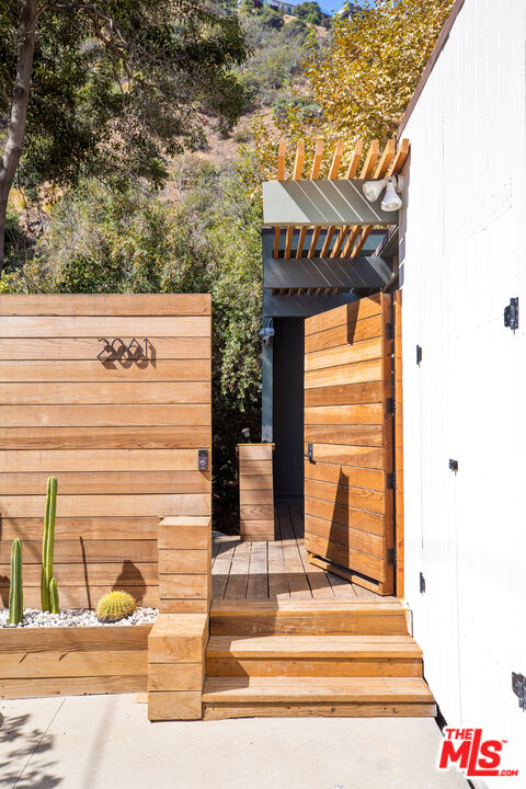 2061 Nichols Canyon Rd