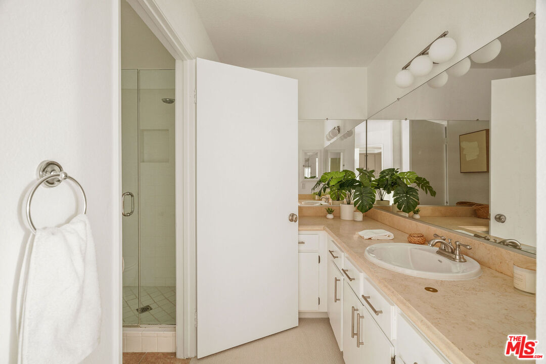 221 S Oak Knoll Ave Unit: 201