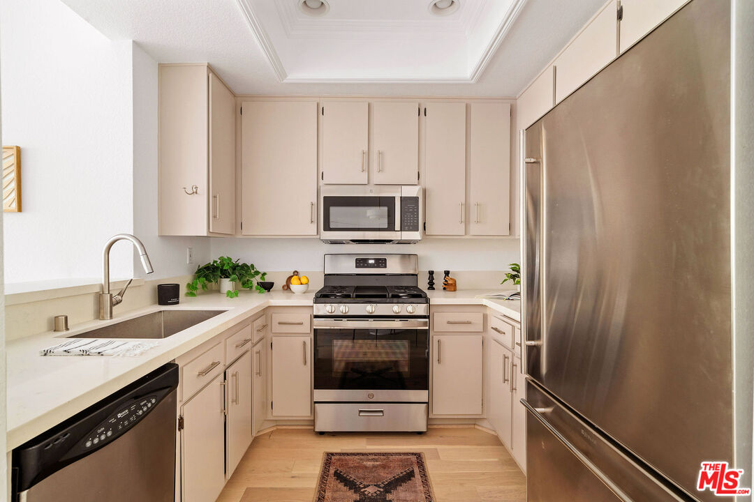 221 S Oak Knoll Ave Unit: 201