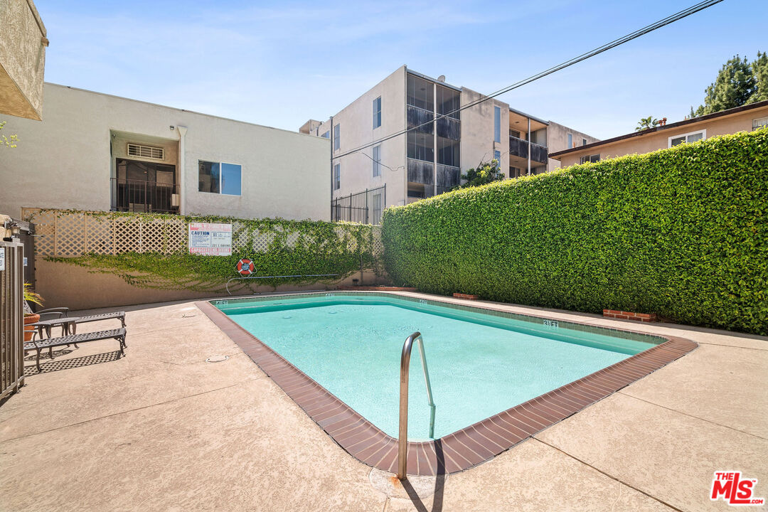 221 S Oak Knoll Ave Unit: 201