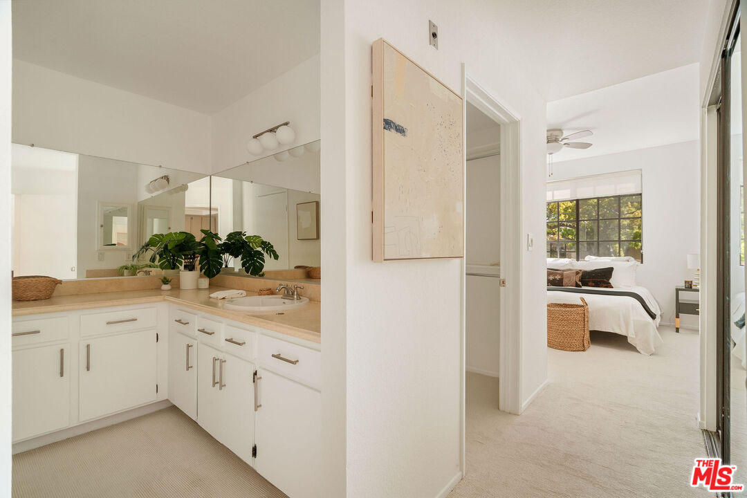 221 S Oak Knoll Ave Unit: 201