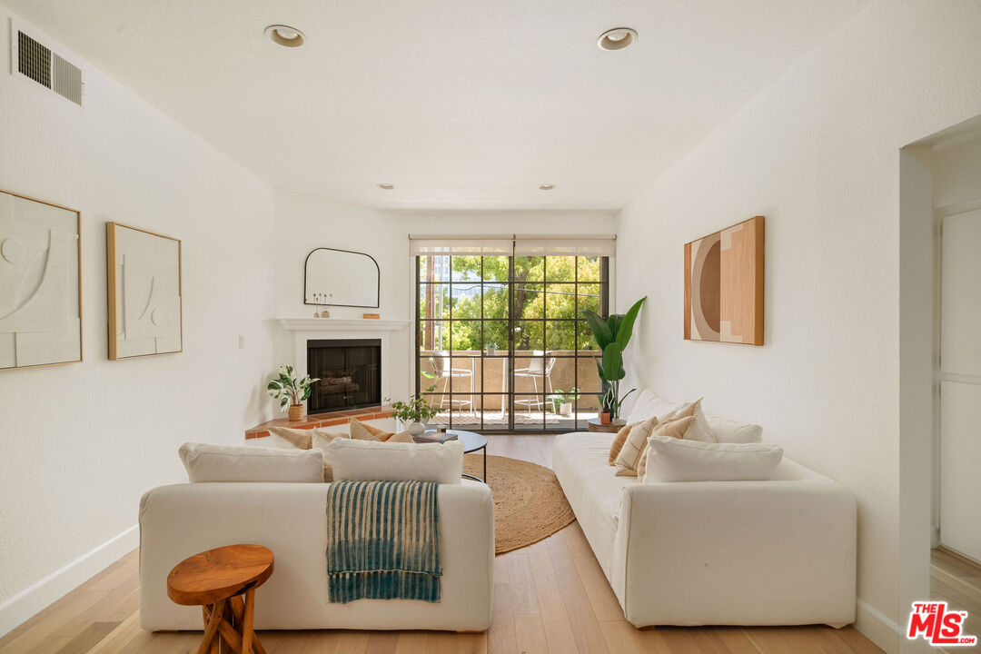 221 S Oak Knoll Ave Unit: 201