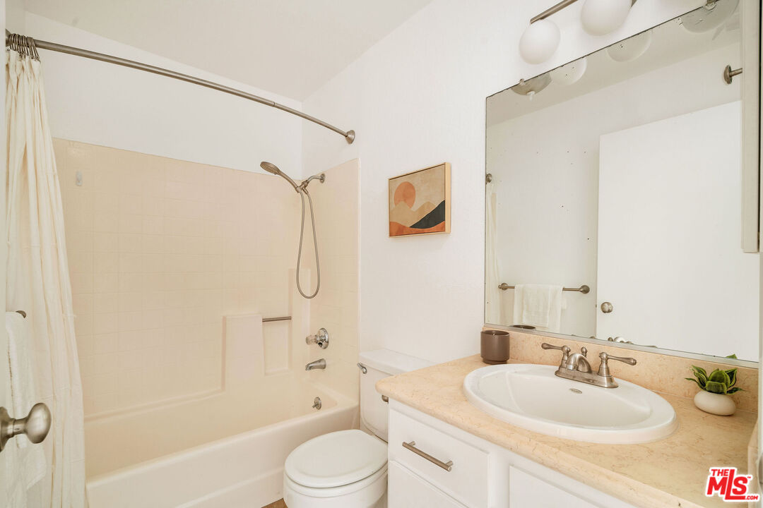 221 S Oak Knoll Ave Unit: 201