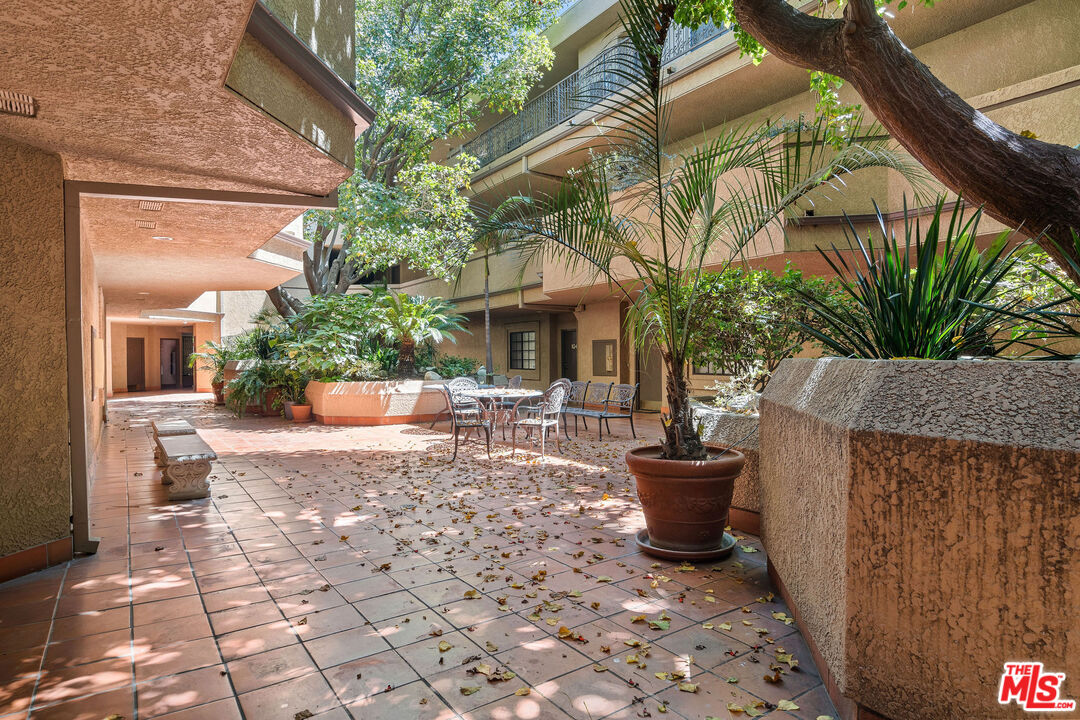 221 S Oak Knoll Ave Unit: 201