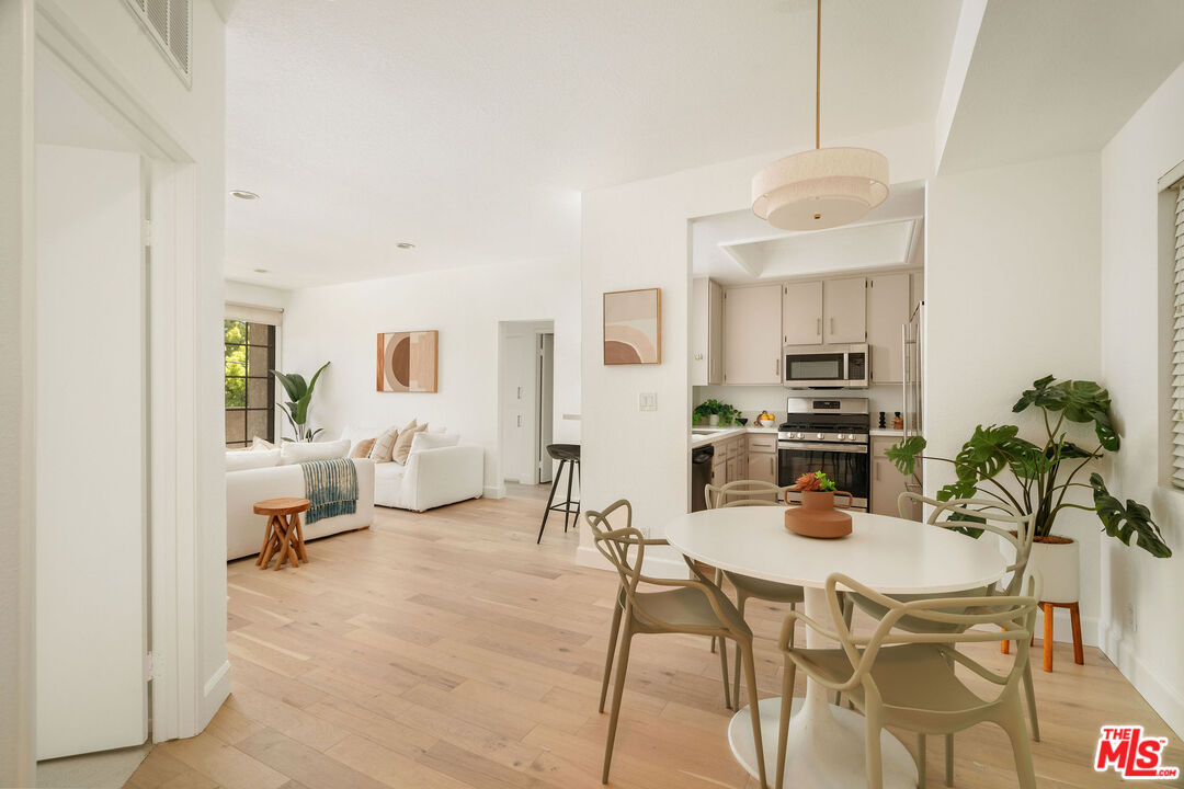 221 S Oak Knoll Ave Unit: 201