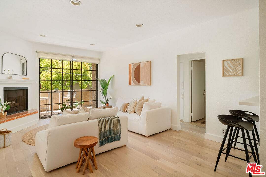 221 S Oak Knoll Ave Unit: 201