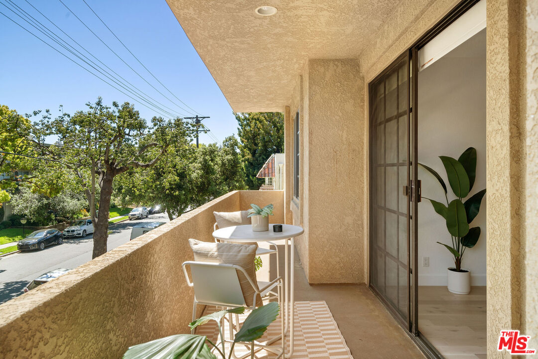 221 S Oak Knoll Ave Unit: 201