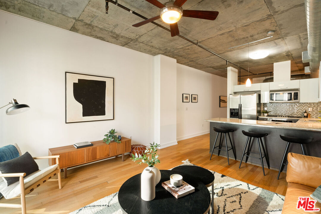 645 W 9th St Unit: 524