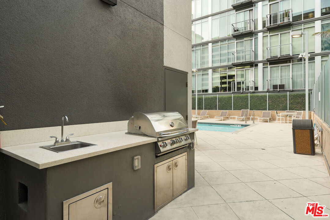 645 W 9th St Unit: 524