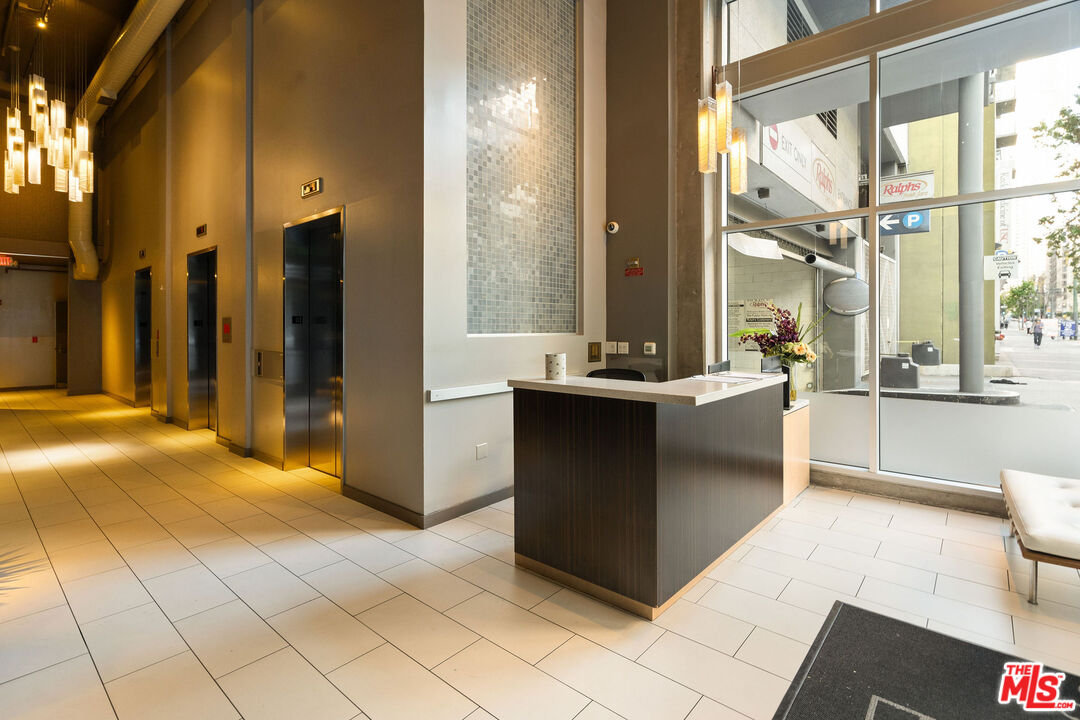 645 W 9th St Unit: 524