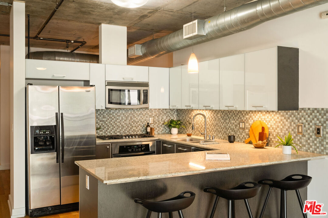 645 W 9th St Unit: 524