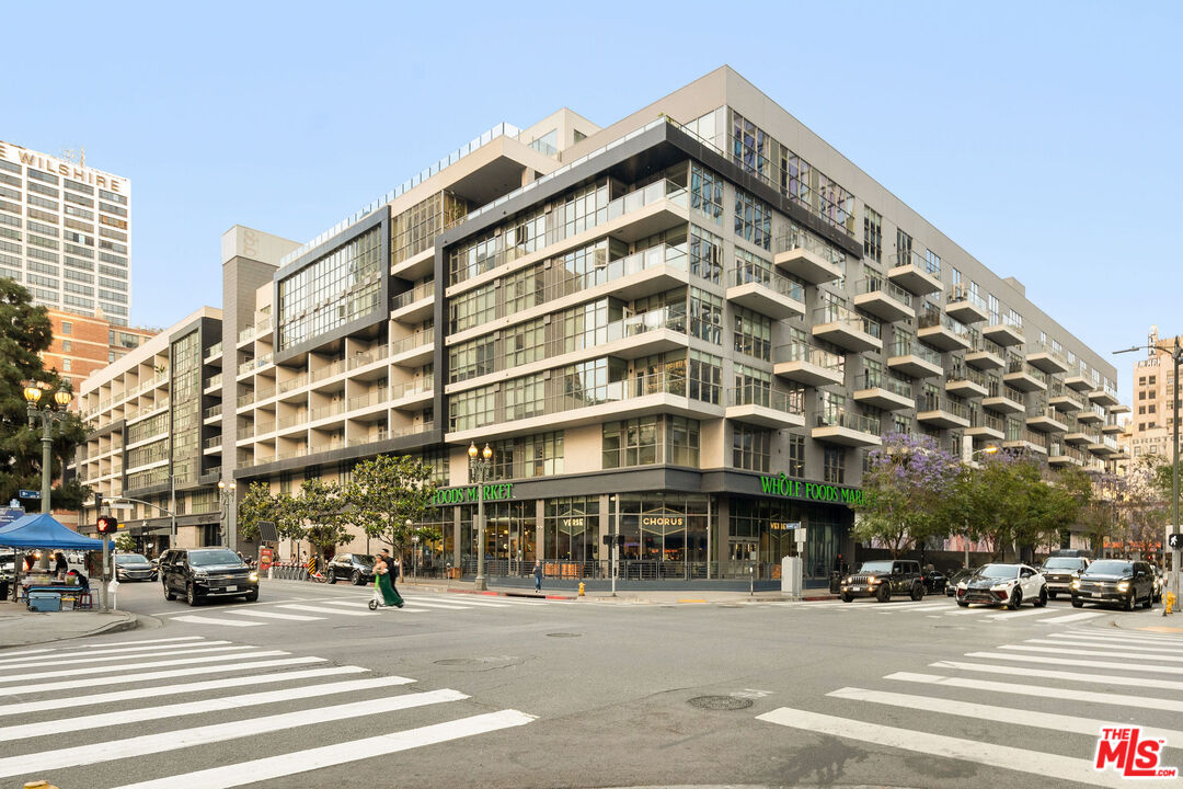 645 W 9th St Unit: 524