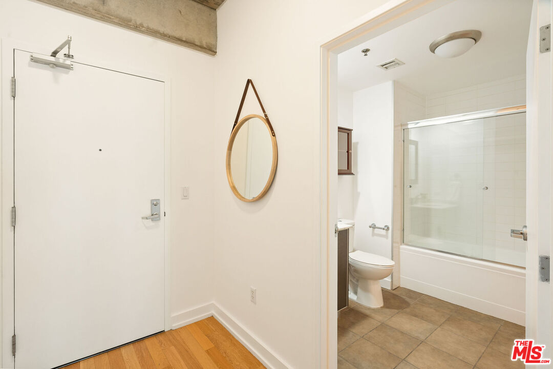 645 W 9th St Unit: 524