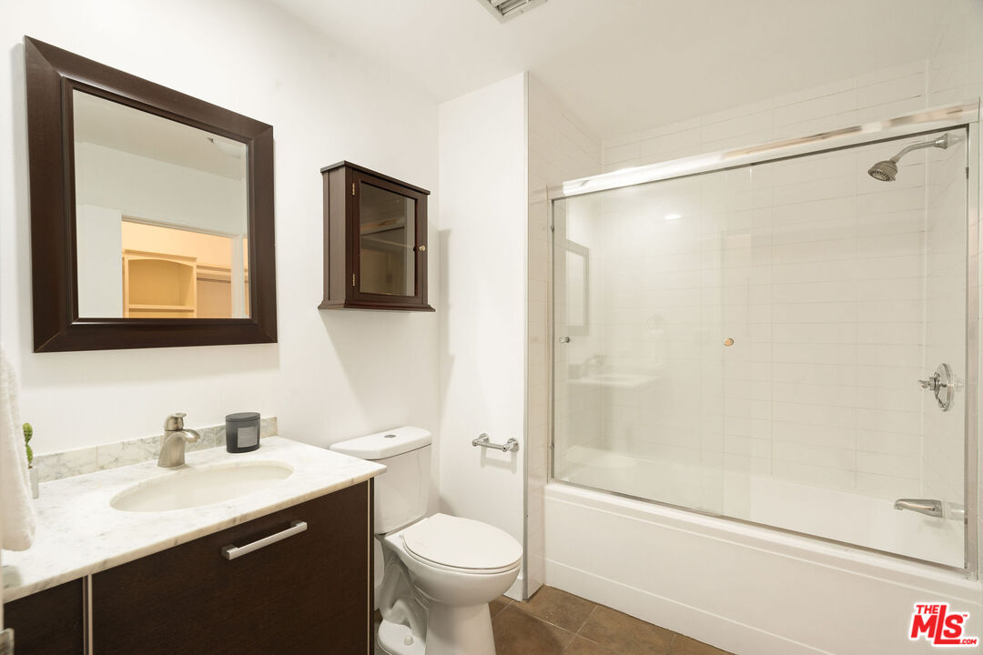 645 W 9th St Unit: 524