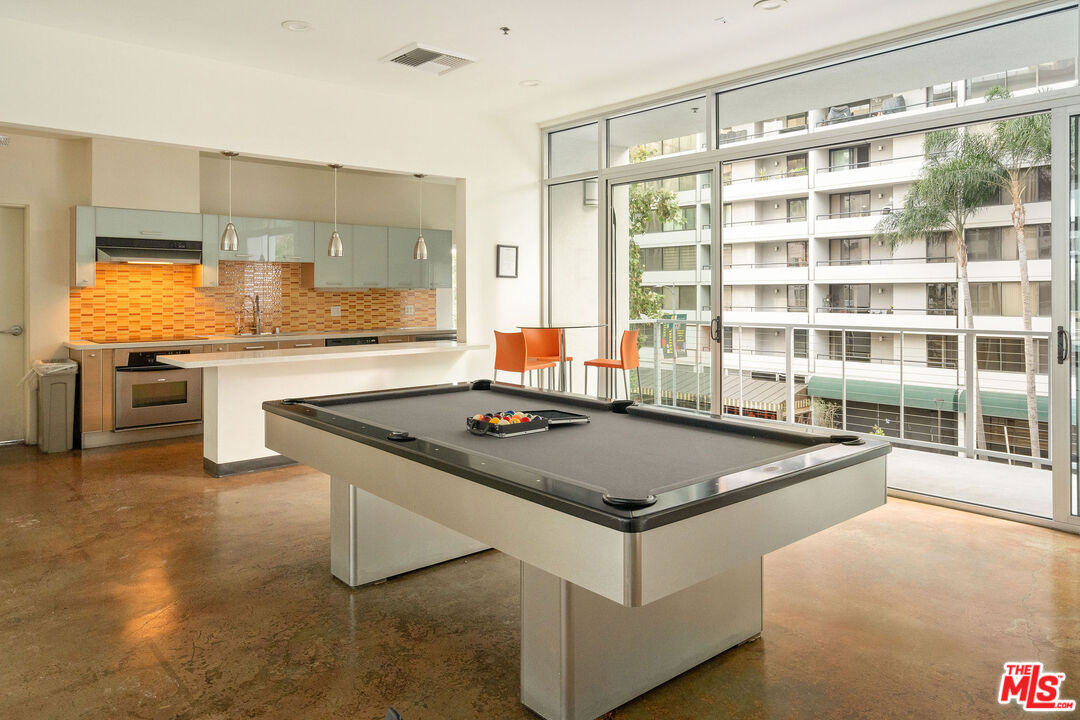 645 W 9th St Unit: 524