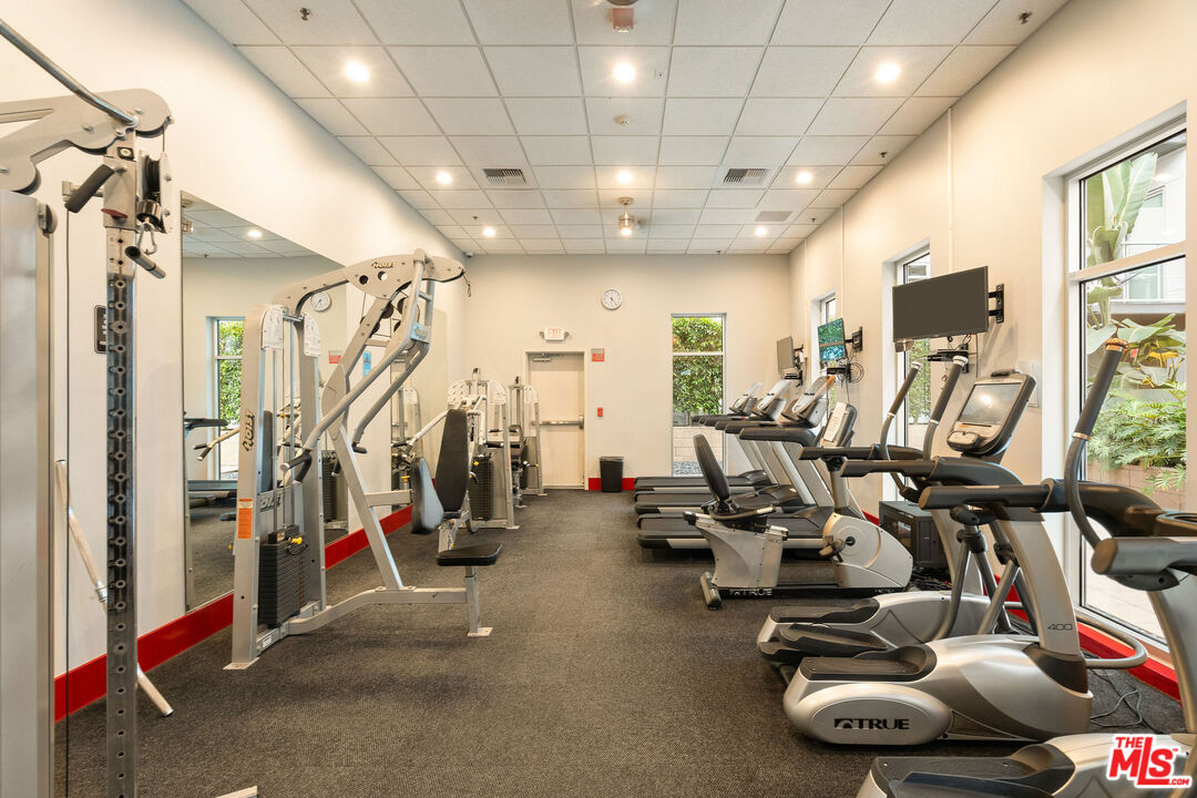 645 W 9th St Unit: 524