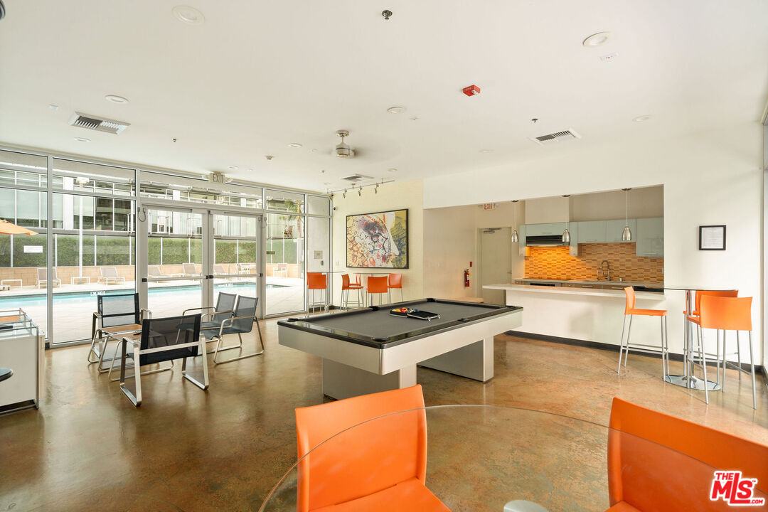 645 W 9th St Unit: 524