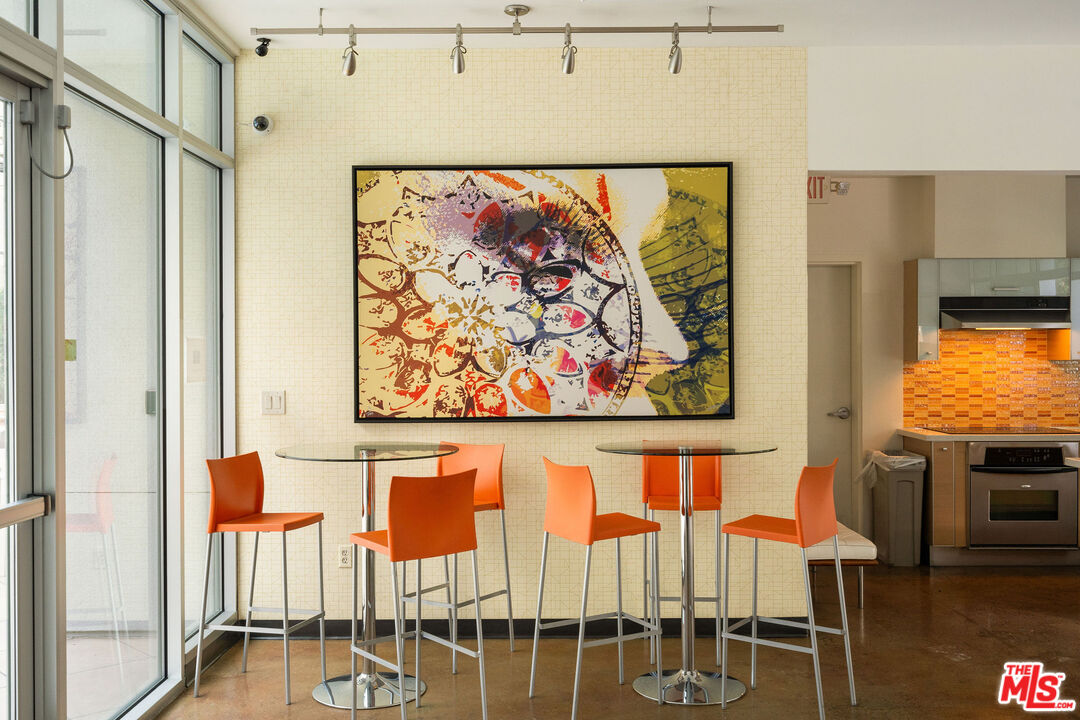 645 W 9th St Unit: 524