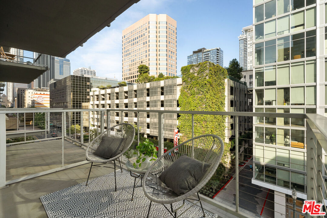 645 W 9th St Unit: 524