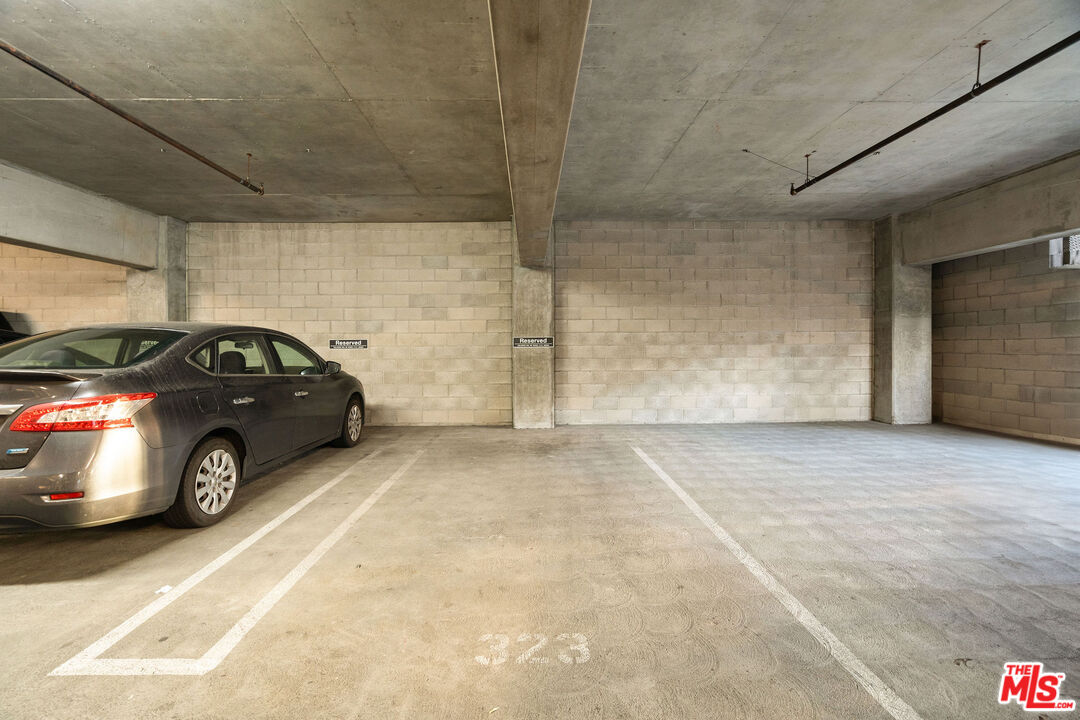 645 W 9th St Unit: 524