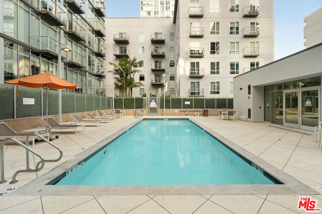645 W 9th St Unit: 524