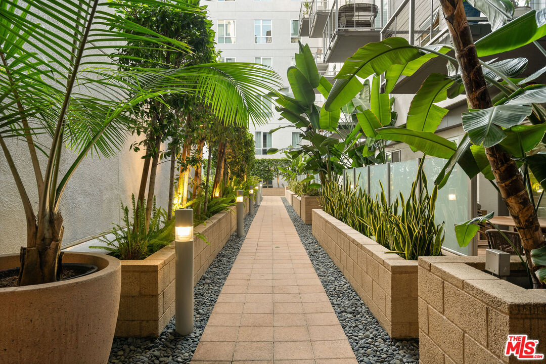 645 W 9th St Unit: 524