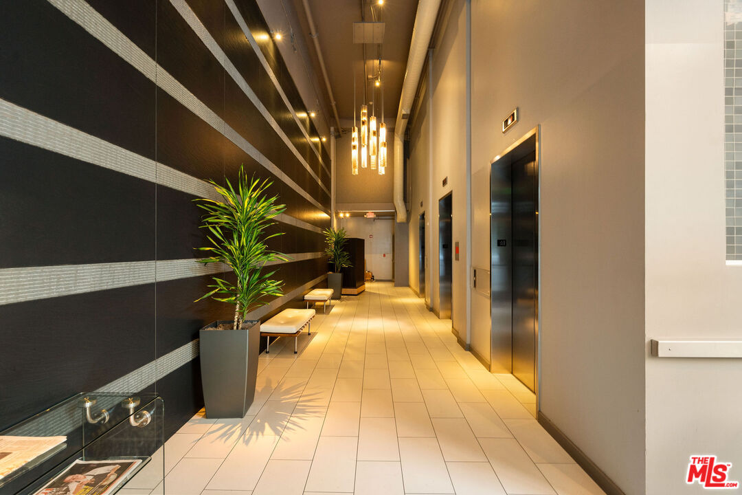 645 W 9th St Unit: 524