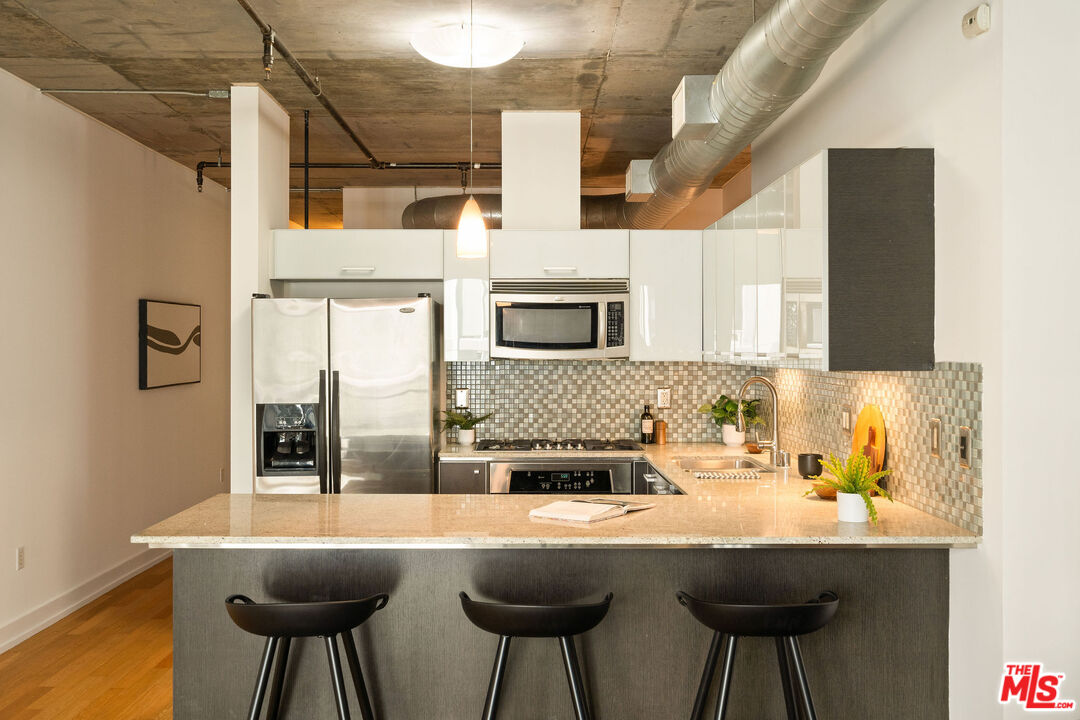 645 W 9th St Unit: 524