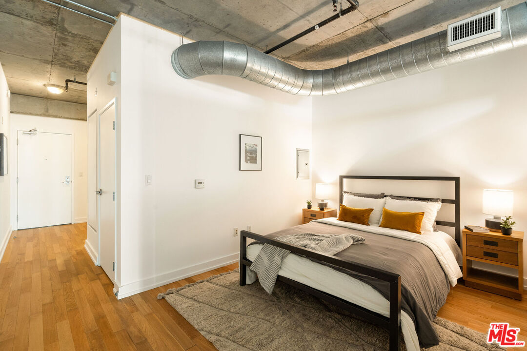 645 W 9th St Unit: 524