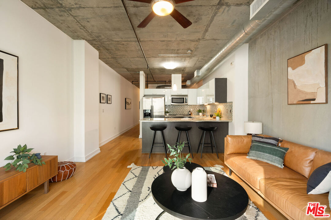 645 W 9th St Unit: 524