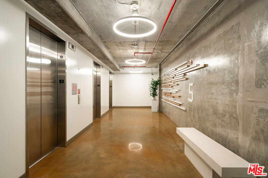 645 W 9th St Unit: 524