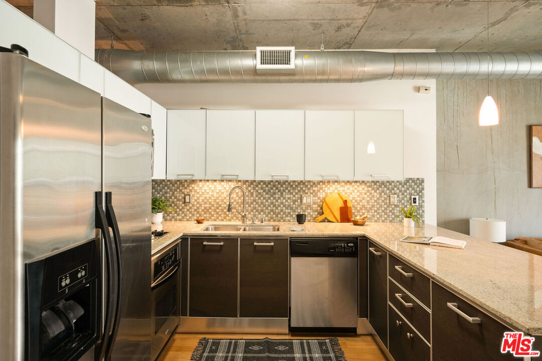 645 W 9th St Unit: 524