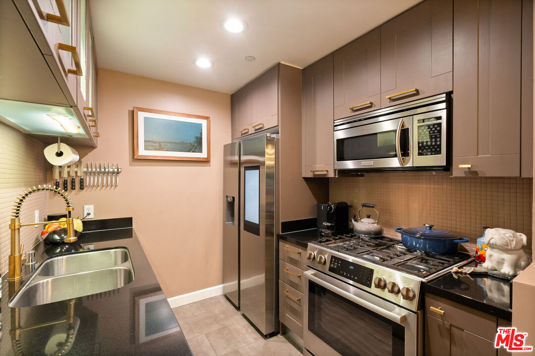 585 N Rossmore Ave Unit: 407
