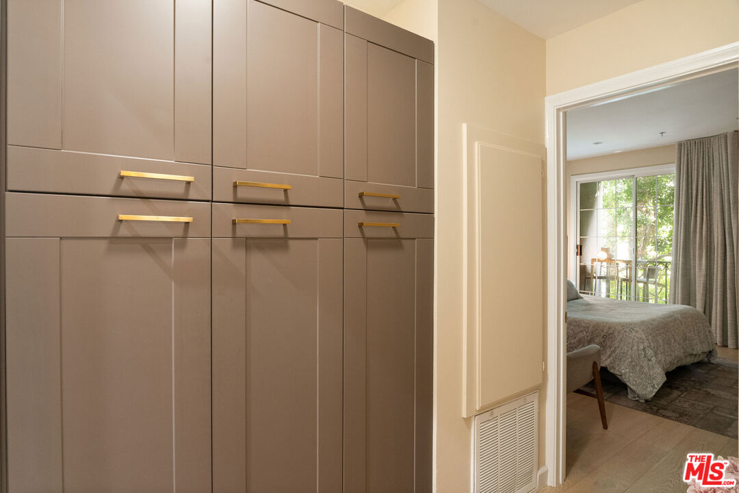 585 N Rossmore Ave Unit: 407