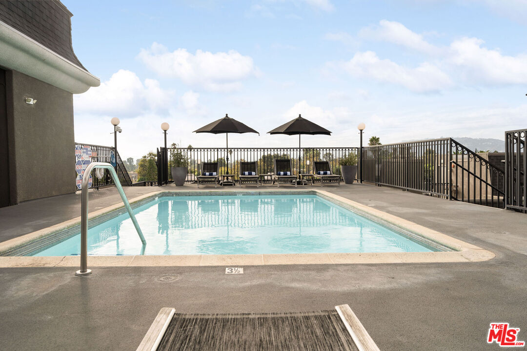 585 N Rossmore Ave Unit: 407