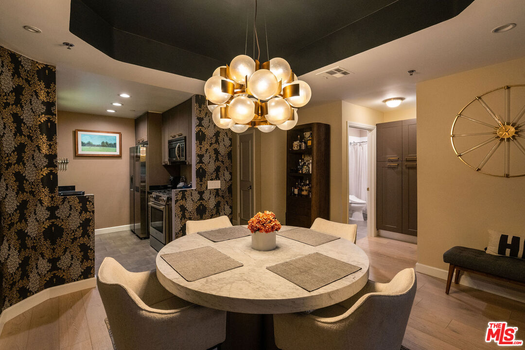 585 N Rossmore Ave Unit: 407