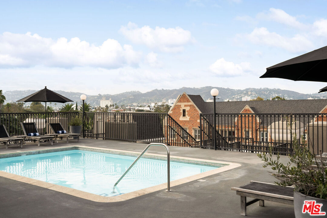 585 N Rossmore Ave Unit: 407