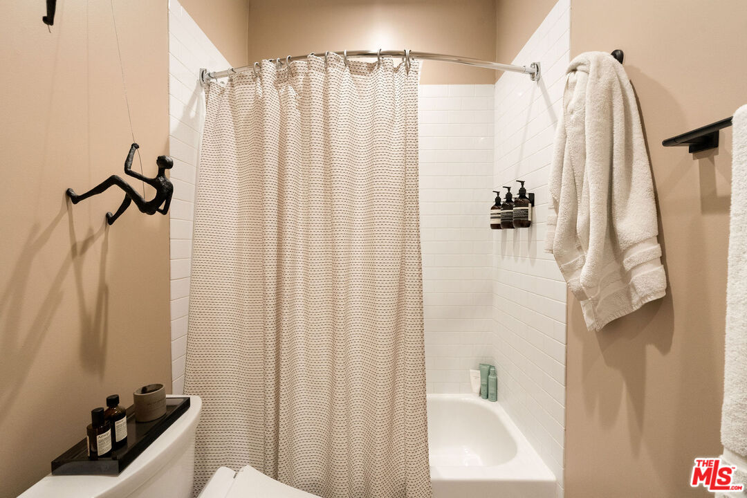 585 N Rossmore Ave Unit: 407