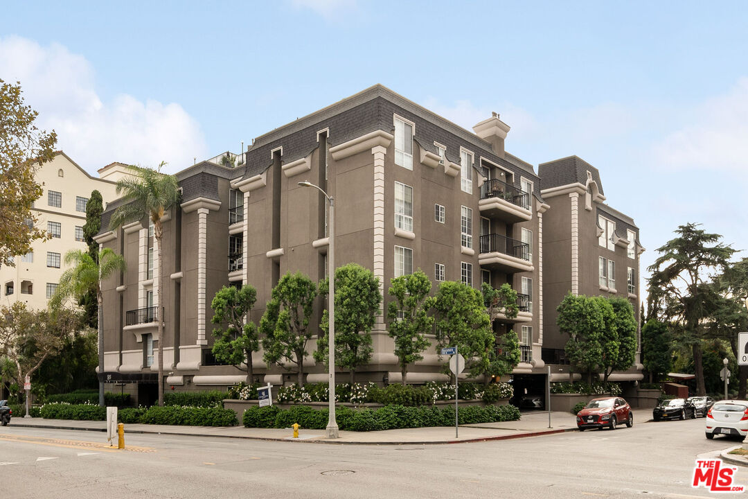 585 N Rossmore Ave Unit: 407