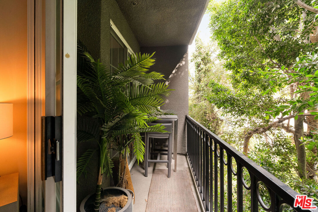 585 N Rossmore Ave Unit: 407